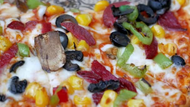 Fetta Pizza Formaggio Piatto Sul Tavolo Legno — Video Stock