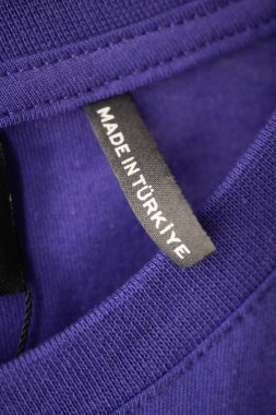  Kumaş üzerinde hindi etiketiyle yapılmış. ,