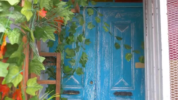 Голубая Деревянная Дверь Текстура Фона — стоковое видео