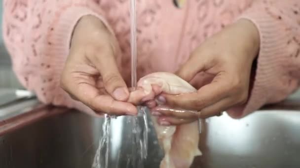 Manos Femeninas Lavando Limpiando Pechuga Pollo — Vídeo de stock