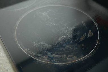 Siyah kirli bir elektrikli soba. Yakın çekim 