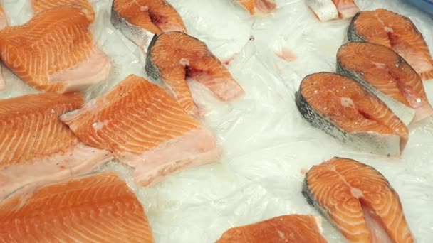 Čerstvé Lososové Ryby Ledu Místním Obchodě — Stock video