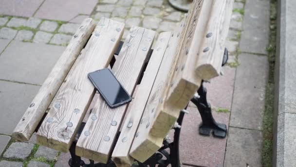 Забыть Смартфон Скамейке Парке Потерять Смартфон — стоковое видео