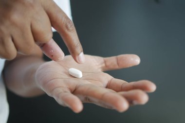 İnsan eli hapları fotokopi alanı ile yakın çekim .