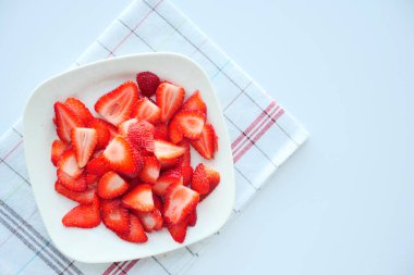  Masadaki kasede olgun kırmızı çilekler. .