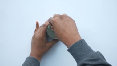 Erkeklerin üst görünümü beyaz arka planda bir yiyecek kutusu açar ,,