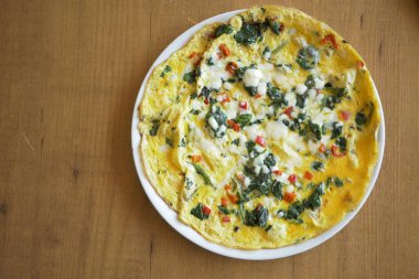 Masadaki Düz Yumurta Omleti 'nin üst görünümü .