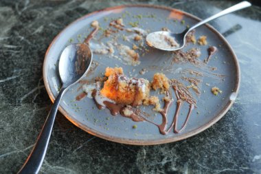 Masada yedikten sonra boş tabak ,