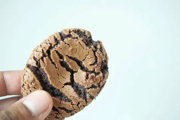 Χέρι Κρατώντας Ένα Σοκολατένιο Γλυκό Μπισκότα — Φωτογραφία Αρχείου