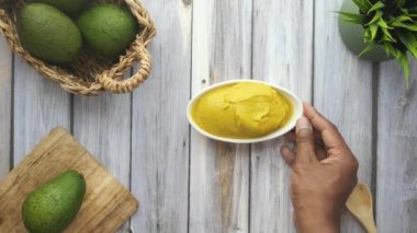 Avokado ve avokado bir kabın içine yapıştırılmış. .