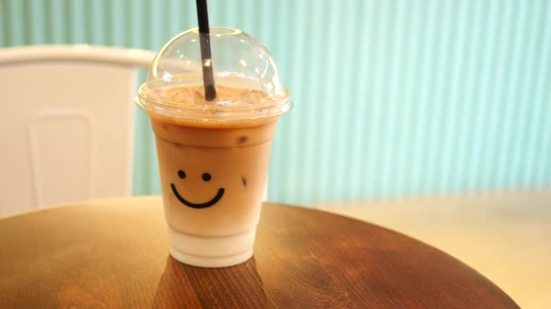 Café Frío Recipiente Plástico Con Diseño Forma Sonrisa — Vídeos de Stock