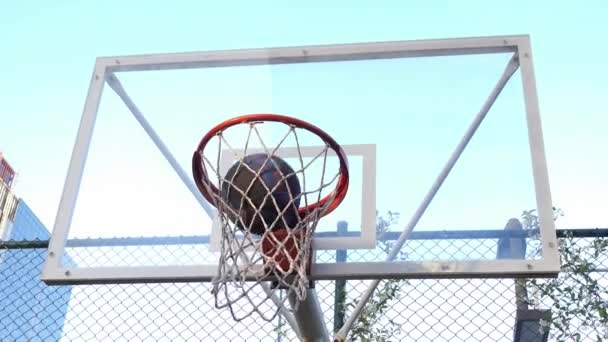 バスケットボールボールが正常にバスケットボールリングに飛ぶ — ストック動画