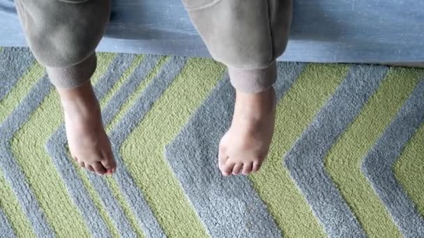 Jähriges Mädchen Füße Aus Nächster Nähe — Stockvideo