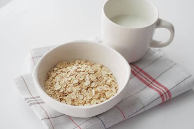 Çırpılmamış yulaf gevreği siyah arkaplan, tepeden tırnağa.