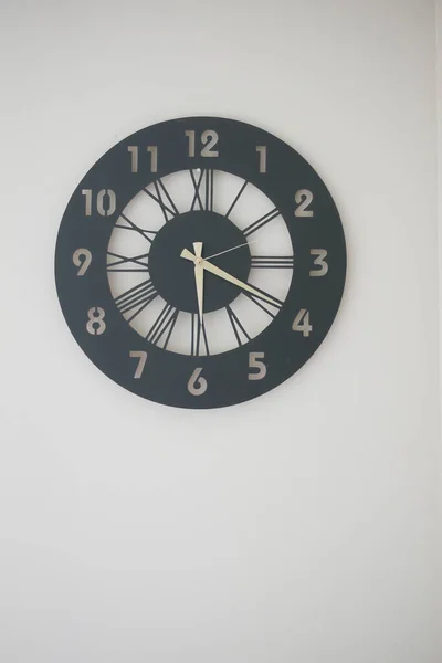 Простые Современные Часы Висящие Стене — стоковое фото