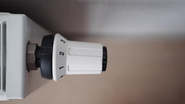 Белый Радиатор Серой Белой Стене Система Отопления Квартир — стоковое видео