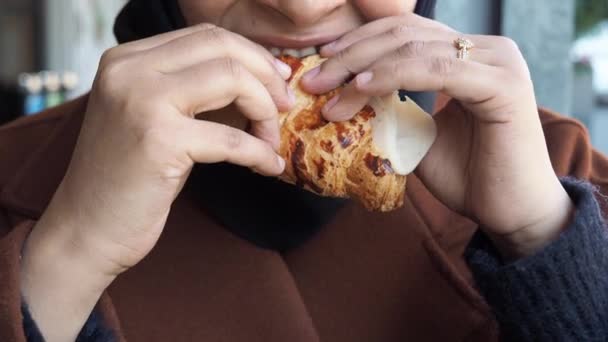 Mujeres Comiendo Sándwich Con Salami Pollo Ahumado — Vídeos de Stock