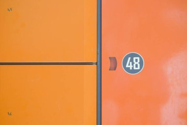 halka açık bir yerde turuncu renkli depolama kutusu. Alışveriş merkezleri için güvenli depo.