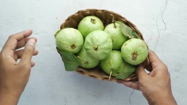 Πάνω Άποψη Του Χεριού Επιλογή Guava Στο Τραπέζι — Αρχείο Βίντεο