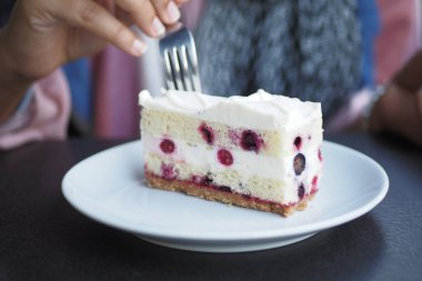 El, çay kaşığıyla taze pişmiş reçelli kek alır. .