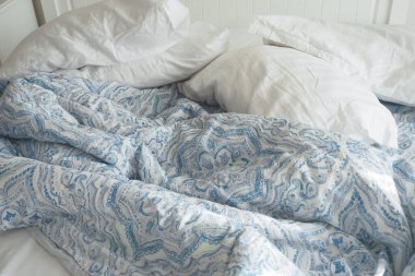 Sabahın köründe dağınık yatak, uyandıktan sonra dağınık yatak. .