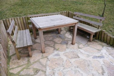 İstanbul 'daki ahşap piknik masasının yakın çekimi. .