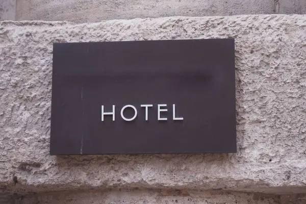 Duvardaki Metalik Hotel Sign — Stok fotoğraf