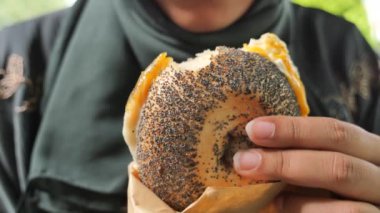 Kadınlar taze peynirli simit yiyorlar. .