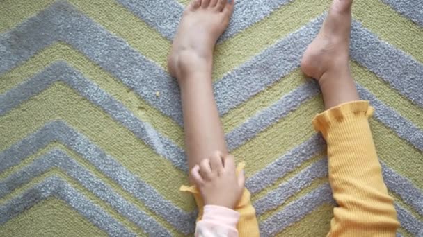Pemandangan Atas Gadis Anak Menderita Gatal Kulit — Stok Video