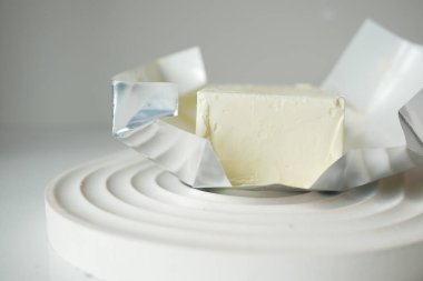 Masadaki kağıtta bir parça tereyağı. .