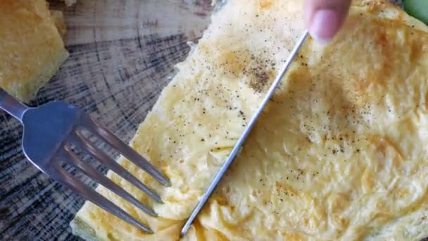 Comendo Omelete Ovo Liso Mesa — Vídeo de Stock