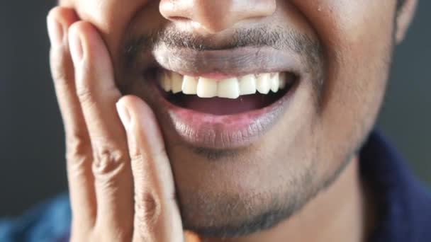 Junger Mann Mit Empfindlichen Zähnen Und Einem Glas Kalten Wassers — Stockvideo