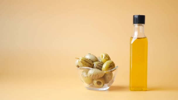 桌上的一个盛有橄榄油和新鲜橄榄的容器里 — 图库视频影像