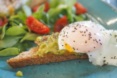 Avokado ve yumurtalı taze tost..
