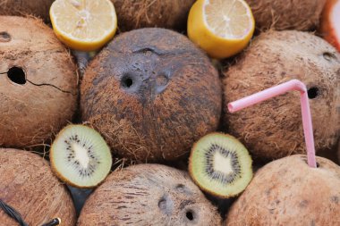 Masa örtüsünün üzerinde bir dilim taze hindistan cevizi. .