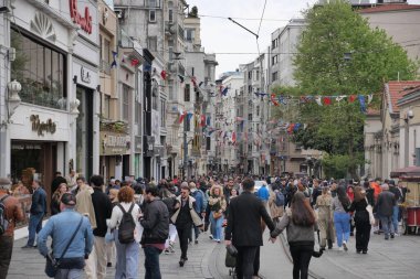 Hindi İstanbul 19 Haziran 2023. İstanbul, Taksim 'de İstiklal Caddesi kalabalıklaştı
