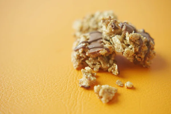 テーブルの上のチョコレートとオート麦のタンパク質バー — ストック写真