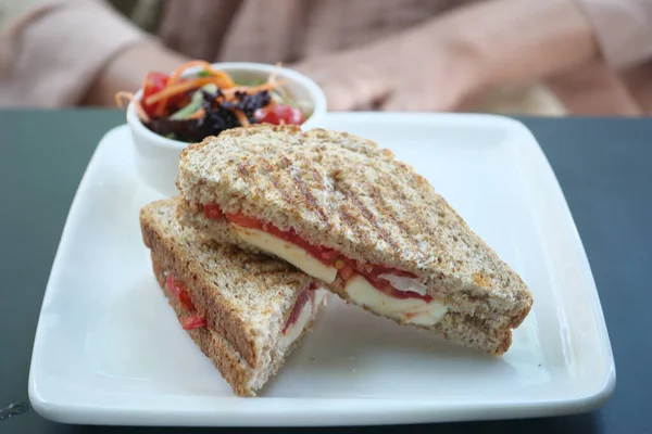 Сэндвич Ветчиной Сыром Помидорами Тарелке — стоковое фото