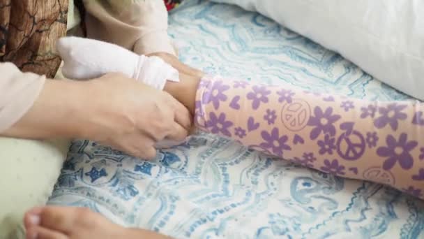 Çocuk Ayaklarına Çorap Giydirmek — Stok video