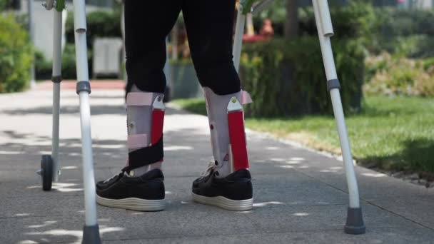歩行フレームと膝関節症の子供は屋外で — ストック動画