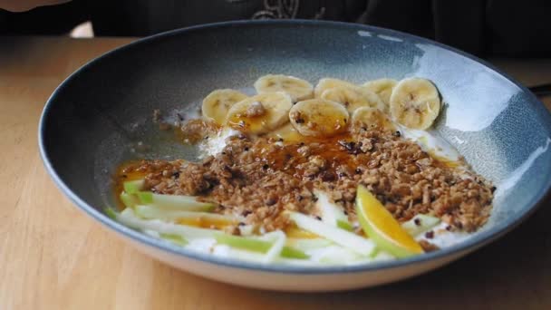 与香蕉和蜂蜜共进早餐格拉诺拉碗 — 图库视频影像