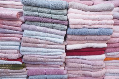 Gri ve beyaz renkli duş havlusu yığını .