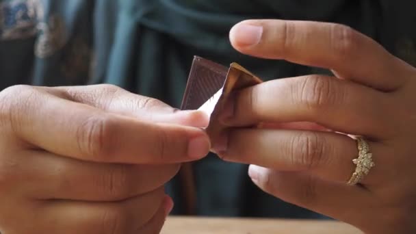 Γυναίκες Χέρι Αφαιρώντας Πακέτο Από Μια Σοκολάτα — Αρχείο Βίντεο