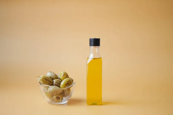 Bottiglia Olio Oliva Olive Fresche Contenitore Sul Tavolo — Foto Stock