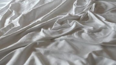 Sabahın köründe dağınık yatak, uyandıktan sonra dağınık yatak. .