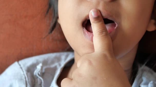 Anak Mengangkat Tangannya Menunjukkan Untuk Berhenti Berbicara Atau Diam — Stok Video