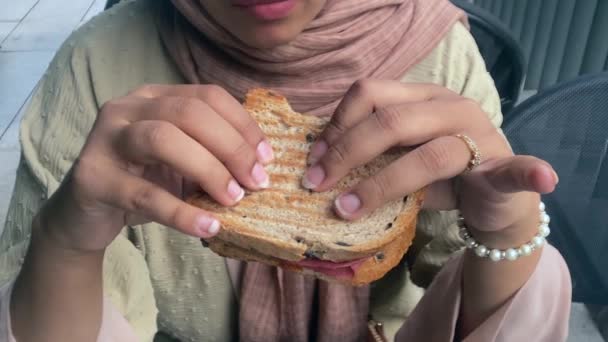 Mulheres Mão Pegar Sanduíche Com Presunto Queijo Tomates — Vídeo de Stock