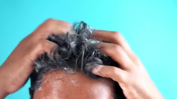 Giovani Uomini Lava Capelli Con Shampoo — Video Stock