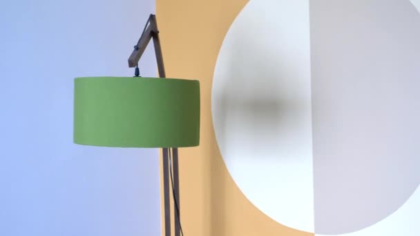 Лампа Вдома Проти Білої Стіни — стокове відео