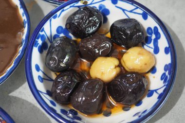 Yapraklı siyah ve yeşil zeytin koleksiyonu